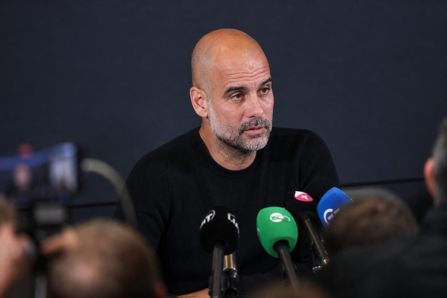 Pep Guardiola tijdens een persmoment over zijn toekomst in het voetbal