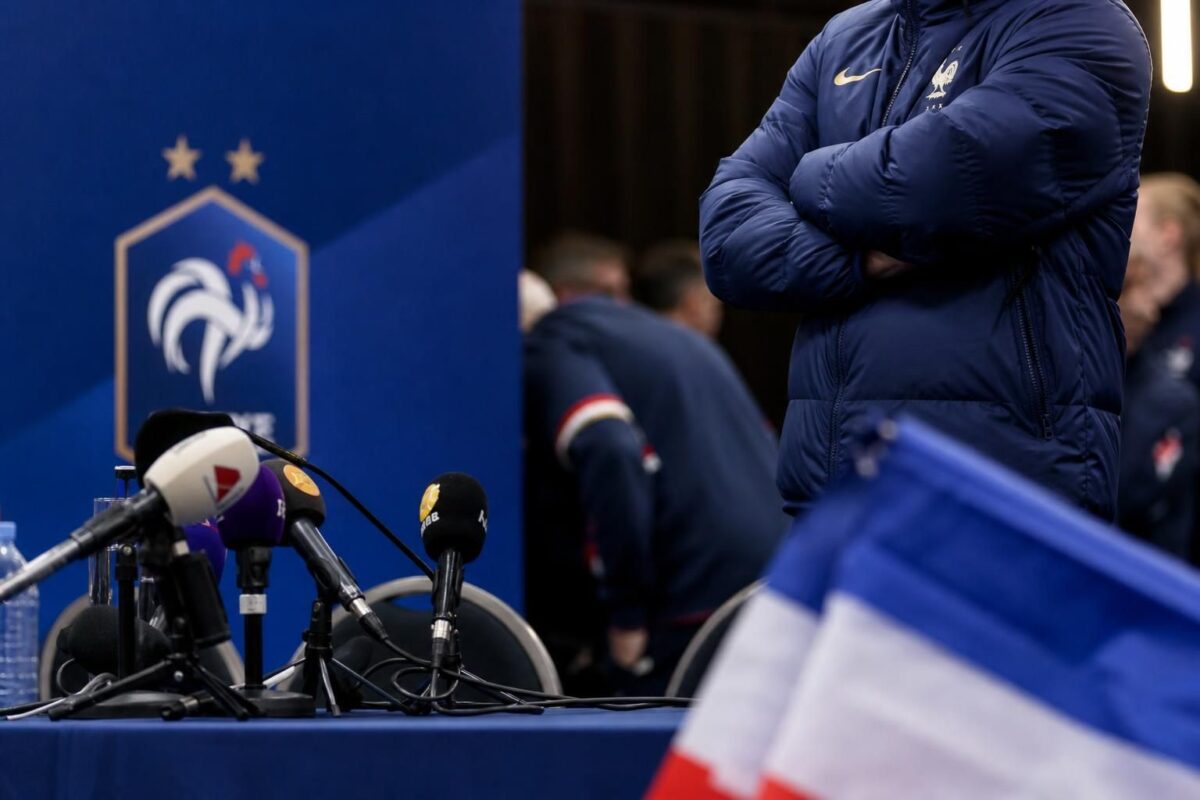 Een gespannen persmoment rond Frankrijk voor de troostfinale tegen Engeland