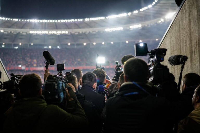 Een gespannen pers- en stadioncontext rond de WK-finale zonder herkenbare gezichten