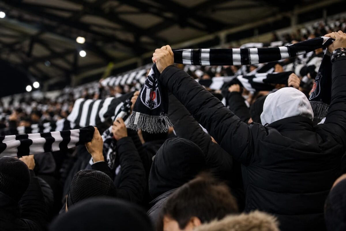 Supporters van Beşiktaş zorgen voor sfeer in het stadion.