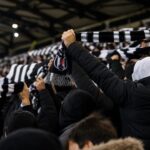 Supporters van Beşiktaş zorgen voor sfeer in het stadion.