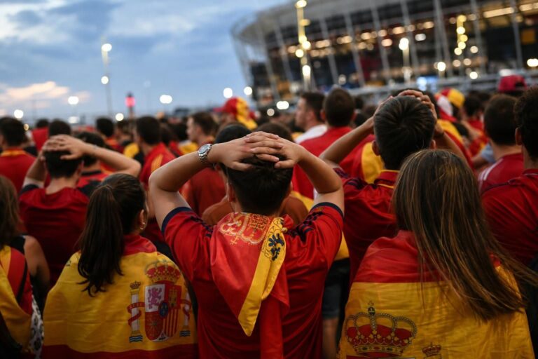 Spaanse supporters in een gespannen WK-finalesfeer zonder herkenbare gezichten