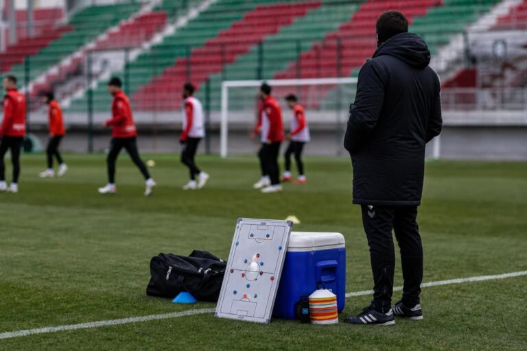 Een focusrijke trainingsomgeving in Turkije rond een nieuwe assistentenrol bij Amedspor.