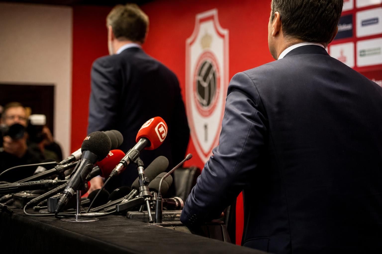 Gespannen persmoment rond Royal Antwerp FC na de overname op de Bosuil