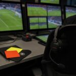 VAR-monitoren in een professionele voetbalcontext zonder herkenbare gezichten
