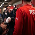 Gespannen persmoment na een PSV-wedstrijd terwijl Peter Bosz vragen over Oranje ontwijkt