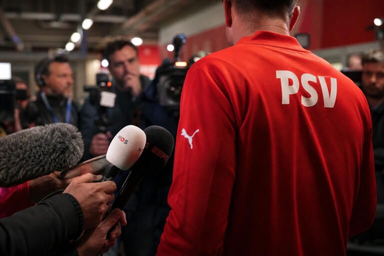 Gespannen persmoment na een PSV-wedstrijd terwijl Peter Bosz vragen over Oranje ontwijkt