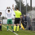 Scheidsrechter telt af bij een inworp tijdens een amateurwedstrijd