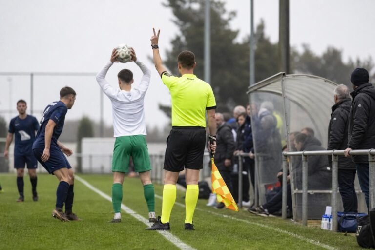 Scheidsrechter telt af bij een inworp tijdens een amateurwedstrijd