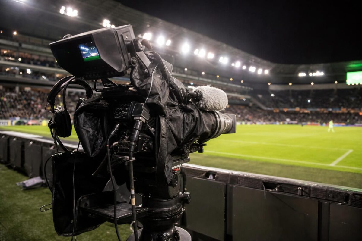 Televisiecamera langs het veld in een Belgisch voetbalstadion