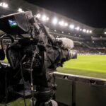 Televisiecamera langs het veld in een Belgisch voetbalstadion