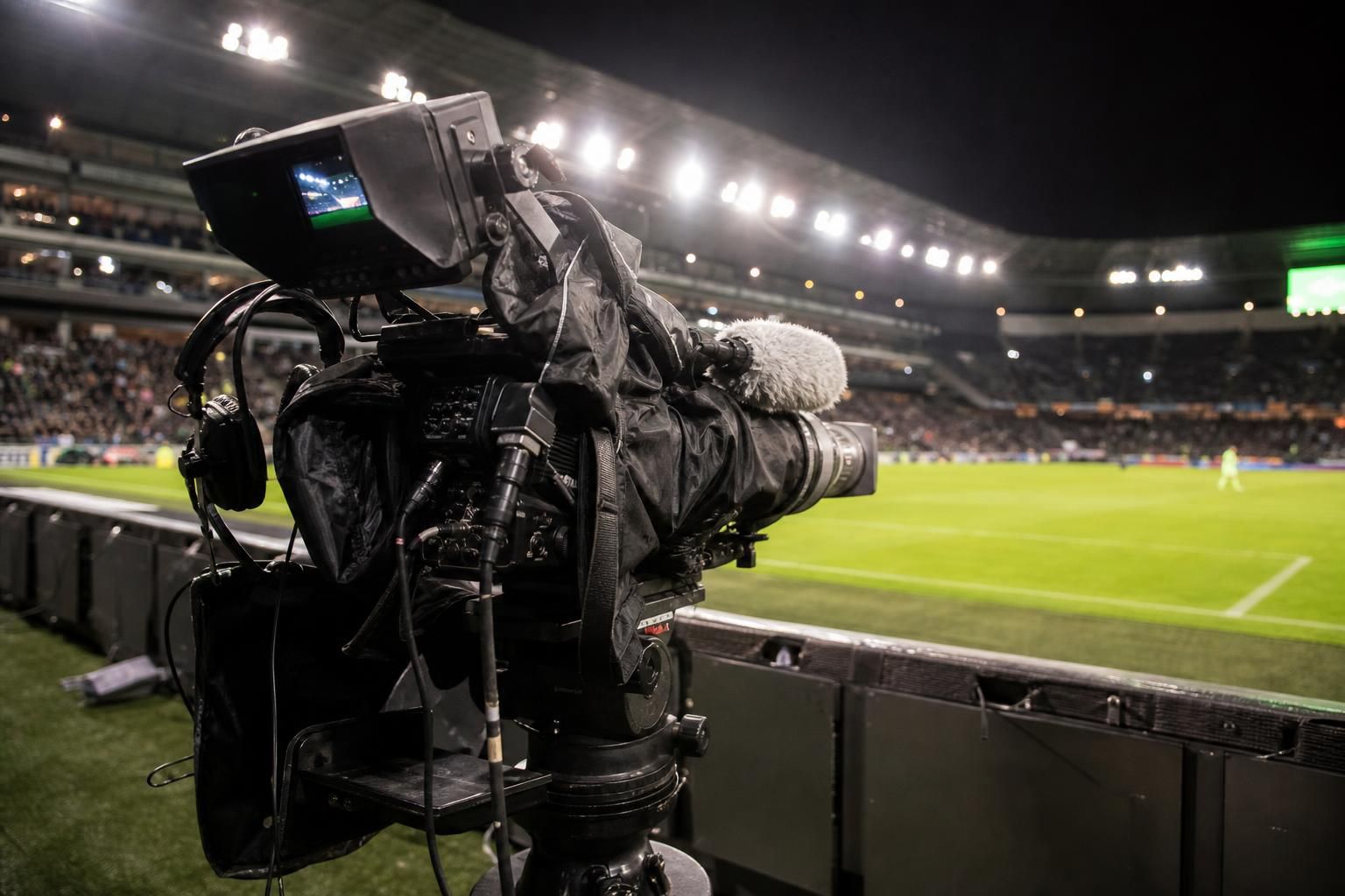 Televisiecamera langs het veld in een Belgisch voetbalstadion