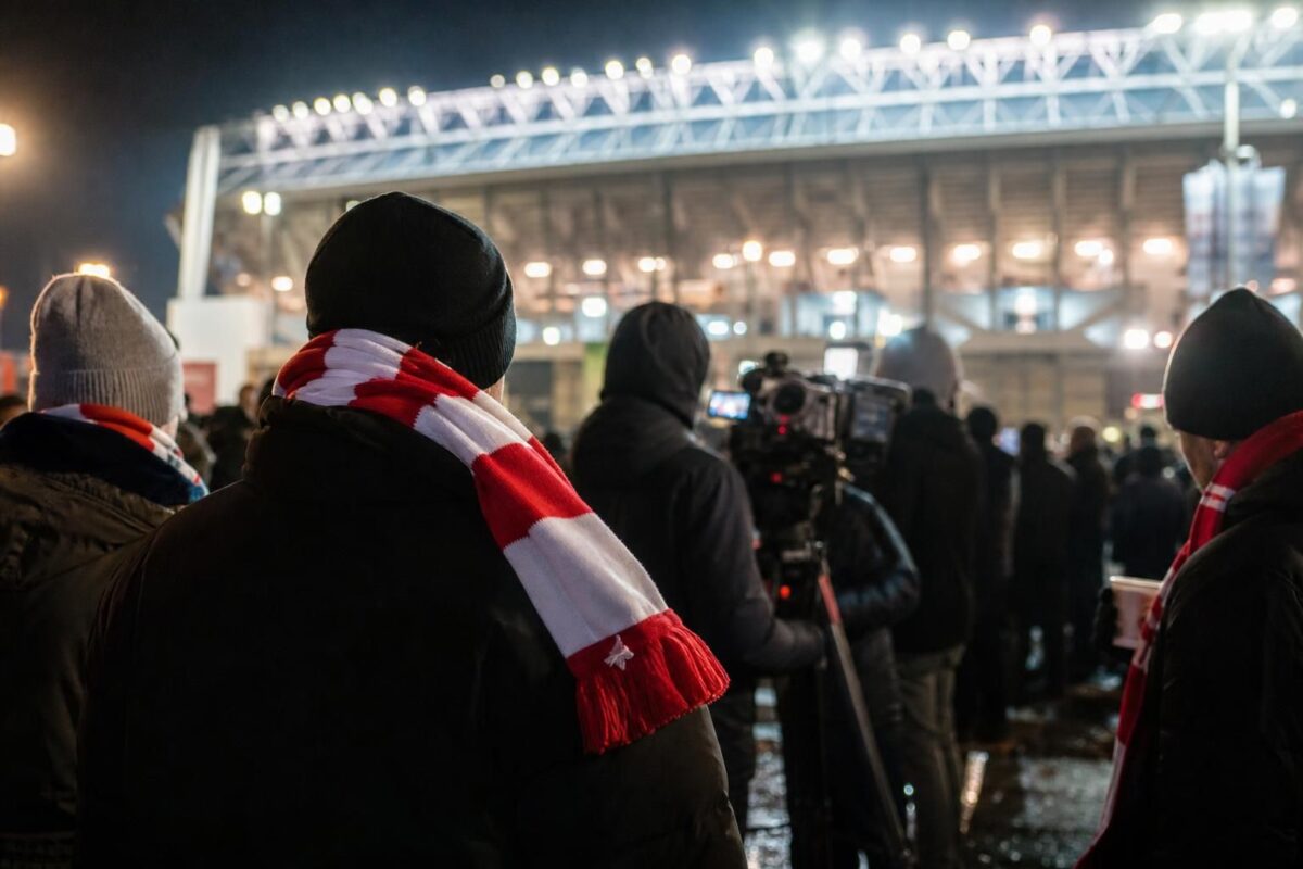 Supporters van Royal Antwerp FC reageren waakzaam op het nieuwe hoofdstuk rond de club