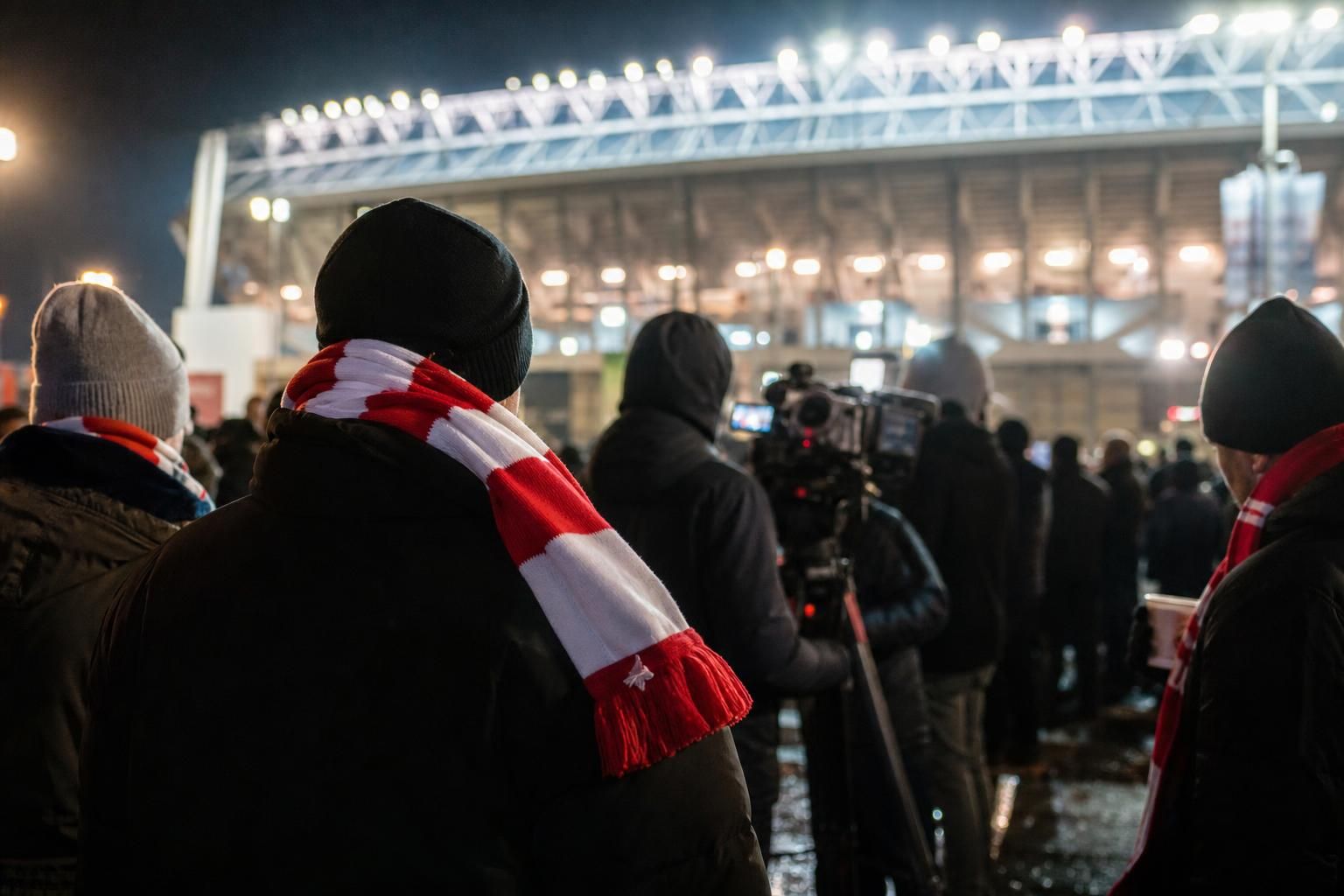 Supporters van Royal Antwerp FC reageren waakzaam op het nieuwe hoofdstuk rond de club