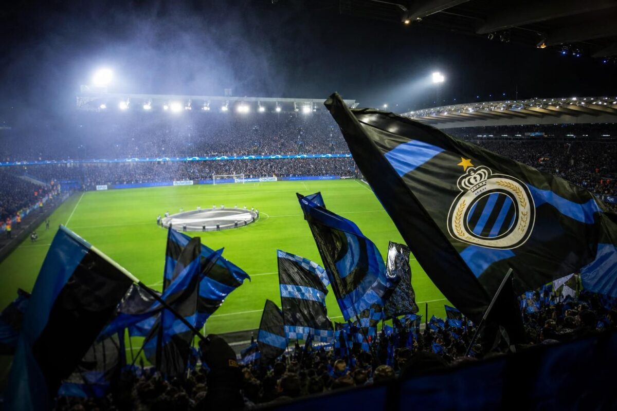 Club Brugge-stadion in blauw-zwarte sfeer als symbool voor financiële dominantie