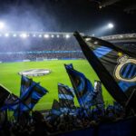 Club Brugge-stadion in blauw-zwarte sfeer als symbool voor financiële dominantie