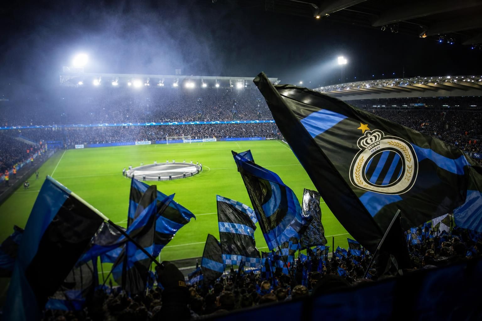 Club Brugge-stadion in blauw-zwarte sfeer als symbool voor financiële dominantie