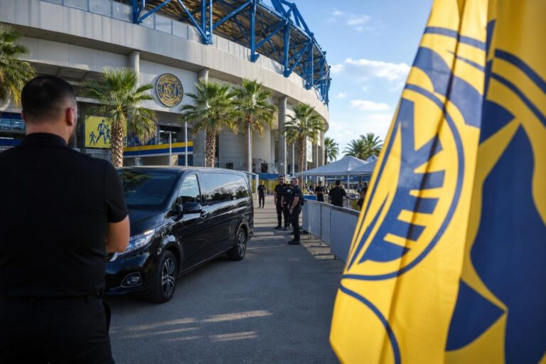 Sfeervolle transfercontext rond AEL Limassol op Cyprus zonder herkenbare gezichten