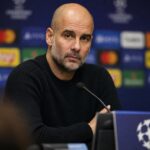 Pep Guardiola tijdens een persmoment in een bedachtzame voetbalcontext