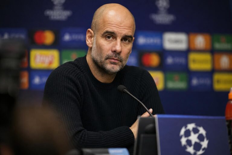 Pep Guardiola tijdens een persmoment in een bedachtzame voetbalcontext