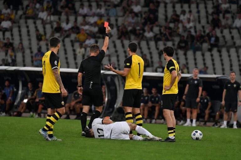 Scheidsrechter toont rood na een stevige tackle tijdens een oefenwedstrijd.