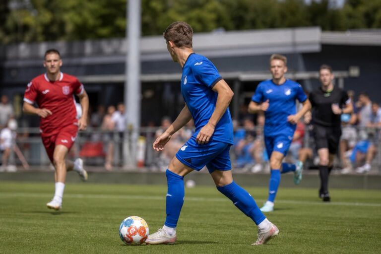 Oefenwedstrijdsfeer bij Hoffenheim tijdens de voorbereiding zonder herkenbare gezichten