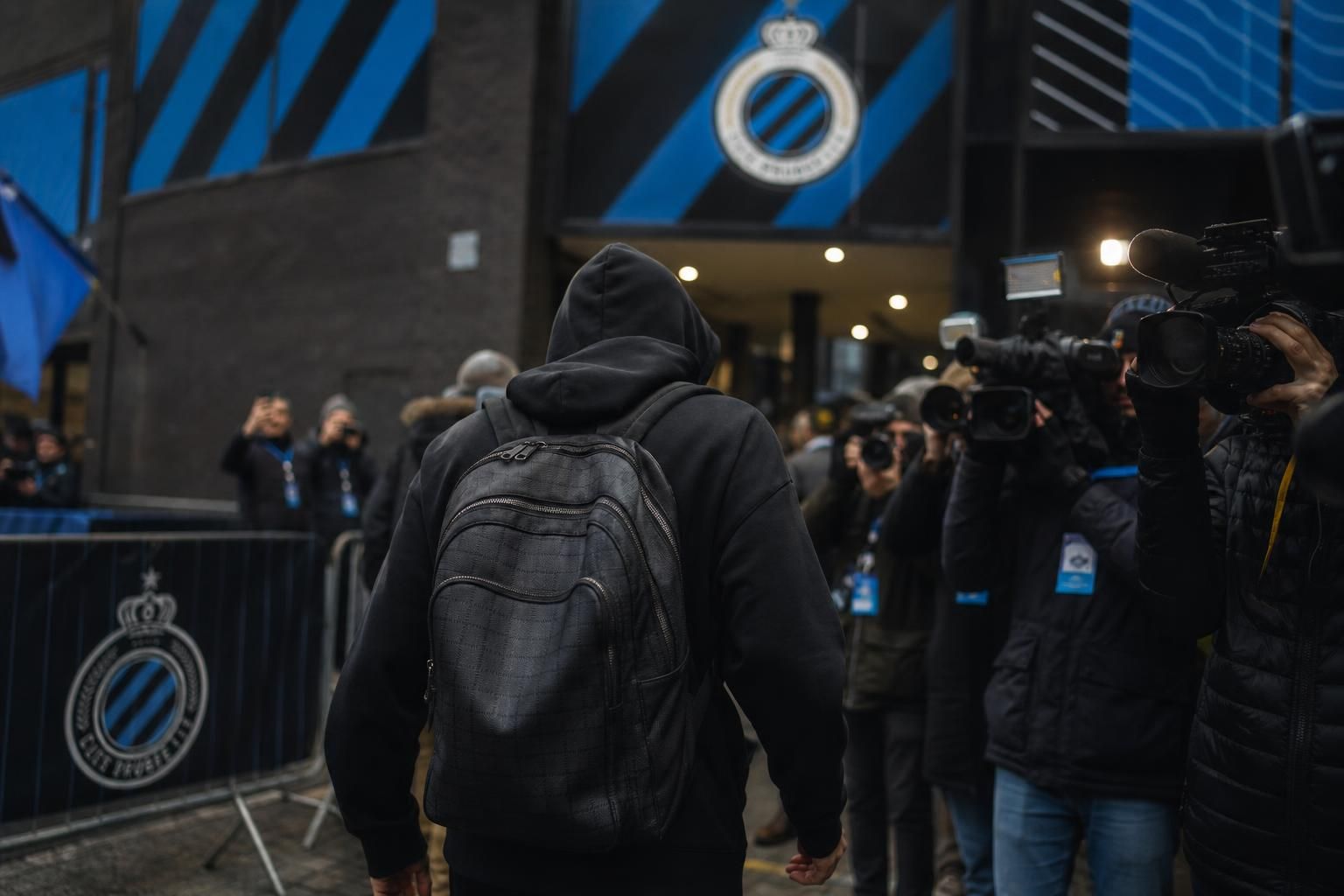 Transfercontext rond Club Brugge en een mogelijk vertrek van Raphael Onyedika