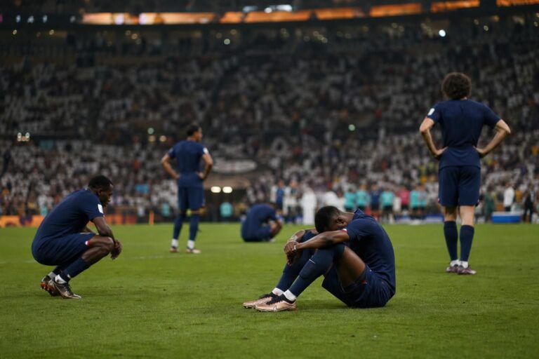 Franse spelers reageren ontgoocheld na de WK-troostfinale tegen Engeland