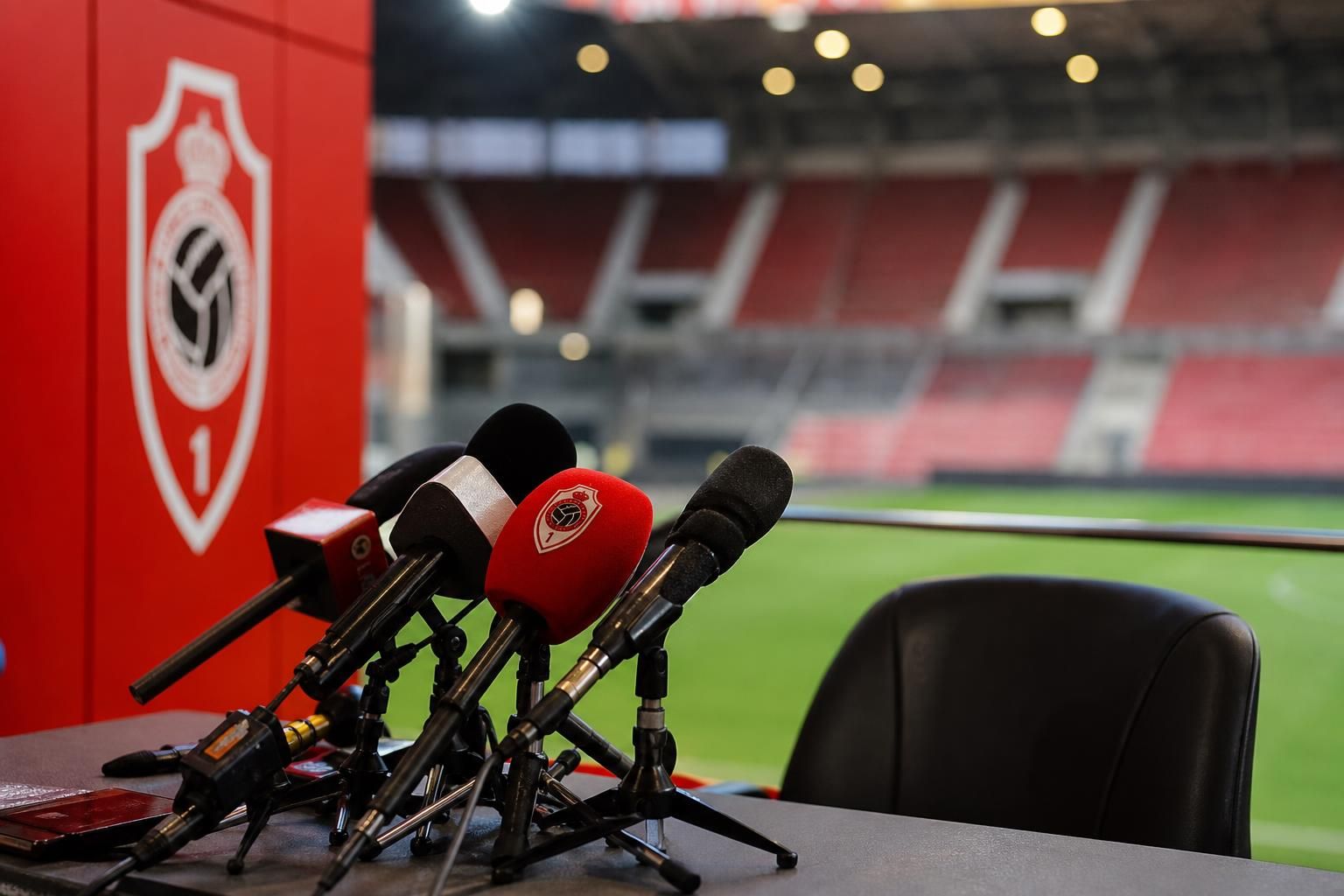 Perssfeer rond de Bosuil bij nieuws over Toby Alderweireld en Antwerp
