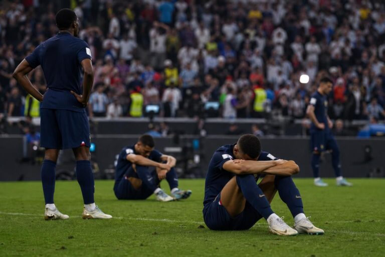 Franse spelers verwerken teleurstelling na de verloren troostfinale op het WK 2026