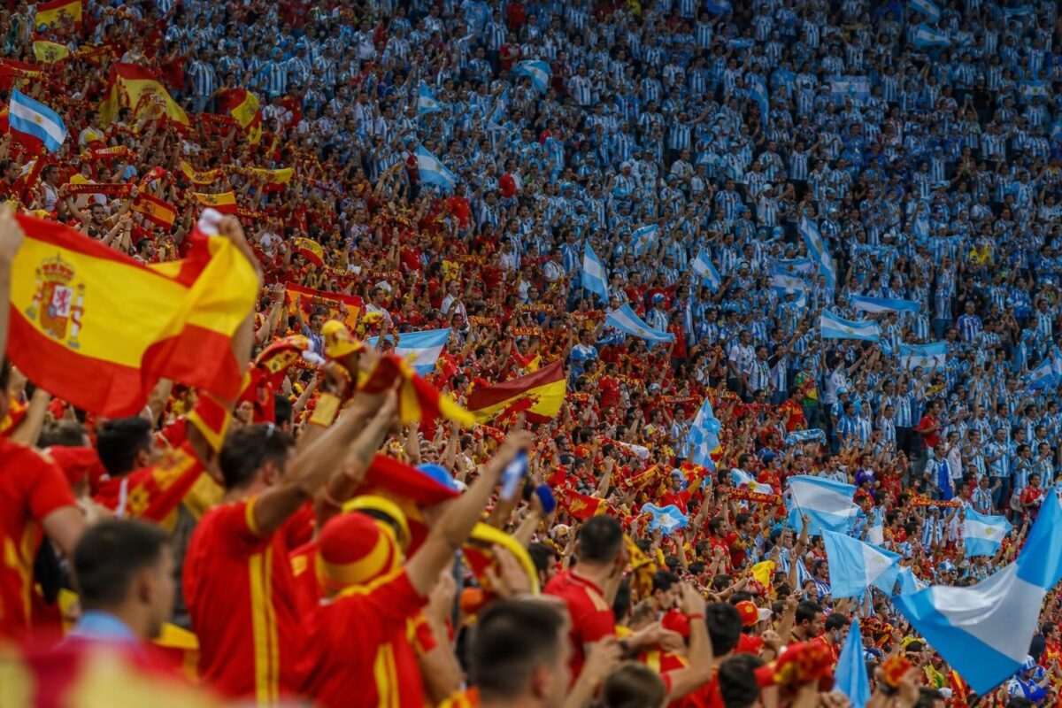 Supporters van Spanje en Argentinië zorgen voor sfeer rond de WK-finale