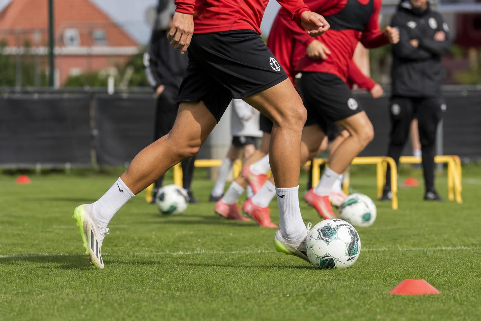 KV Kortrijk werkt aan de voorbereiding op het nieuwe seizoen tijdens een trainingsmoment.