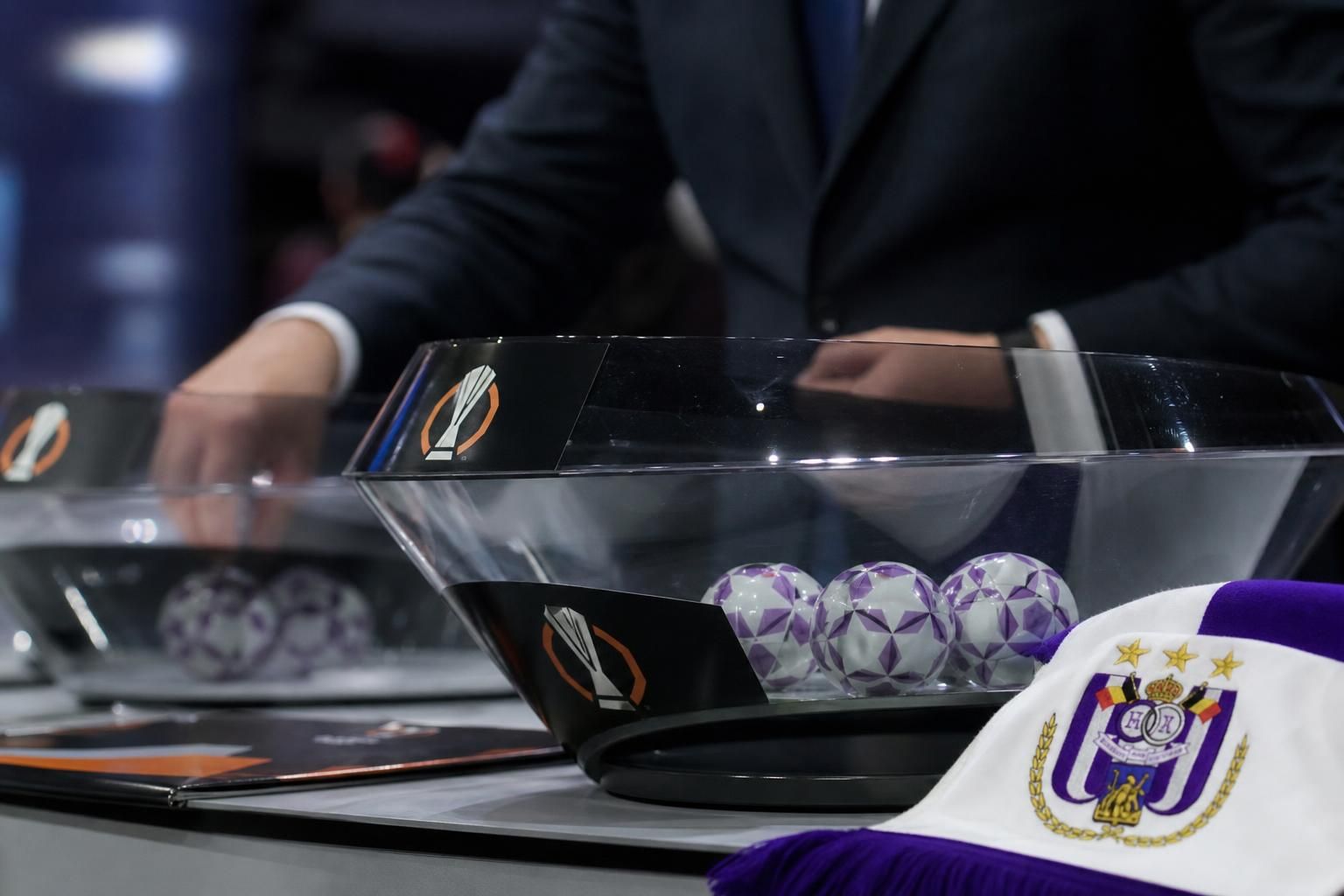 Europese loting met Anderlecht-context en gespannen voetbalatmosfeer