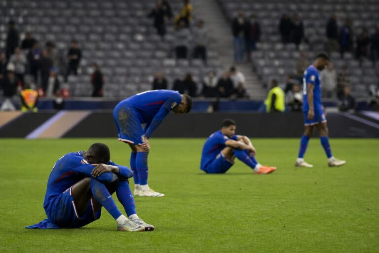 Franse spelers tonen ontgoocheling na een WK-wedstrijd om de derde plaats