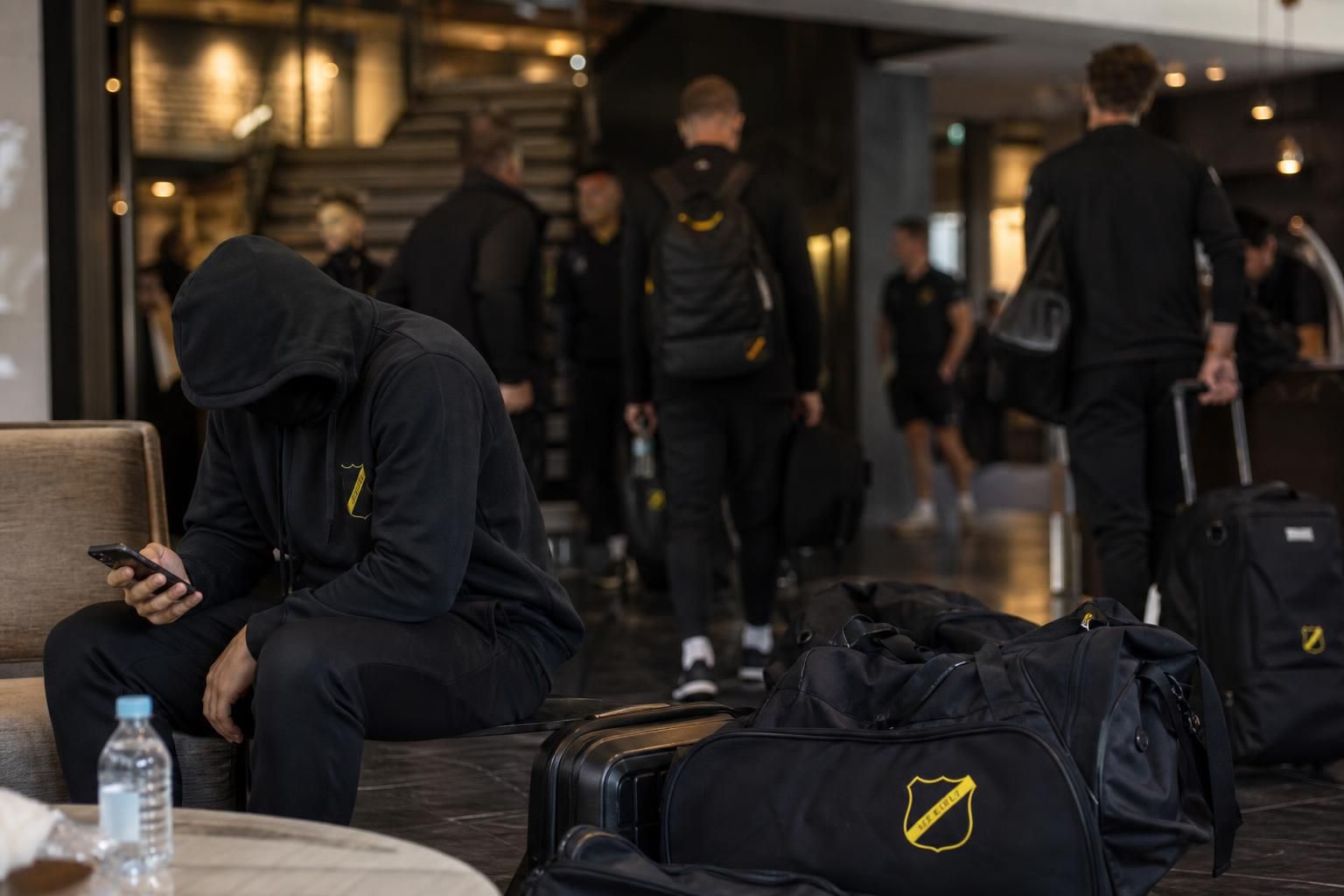 Sfeerbeeld van transferdruk rond NAC Breda zonder herkenbare gezichten