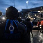 Transfercontext rond Club Brugge met gespannen stadionomgeving zonder herkenbare personen