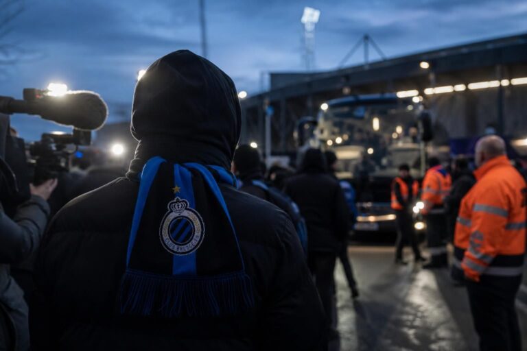 Transfercontext rond Club Brugge met gespannen stadionomgeving zonder herkenbare personen