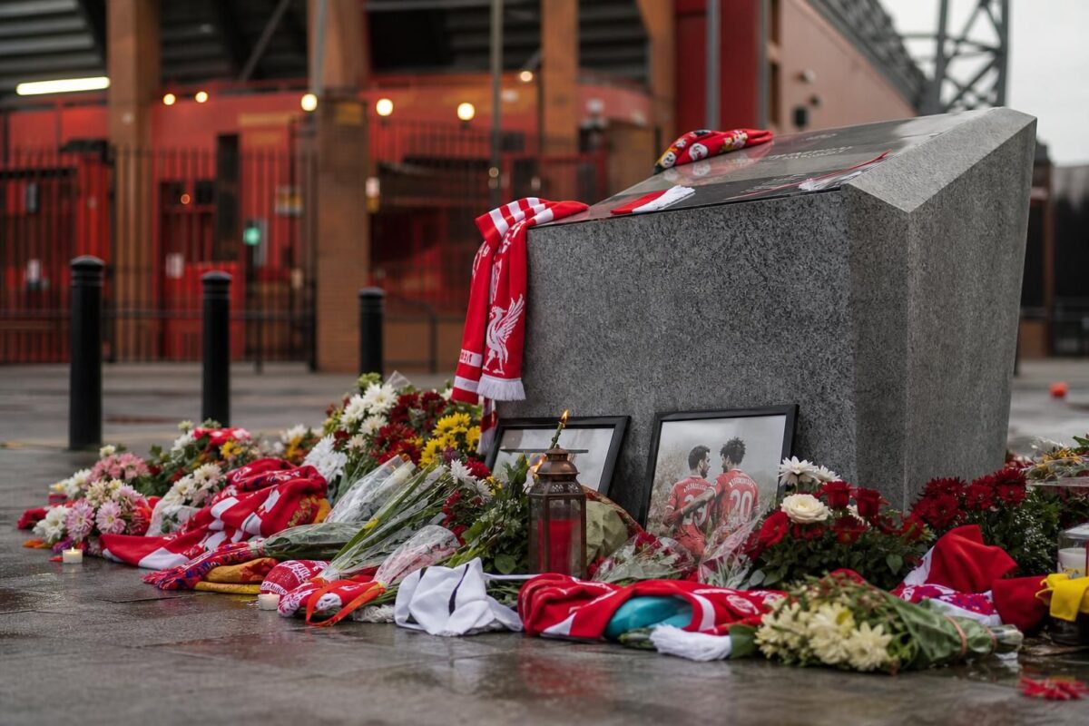 Herdenkingsplek bij Anfield voor Diogo Jota en André Silva met bloemen en Liverpool-sjaals