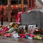 Herdenkingsplek bij Anfield voor Diogo Jota en André Silva met bloemen en Liverpool-sjaals