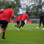 Trainingssessie van Go Ahead Eagles met focus op snelheid en voorbereiding zonder herkenbare gezichten