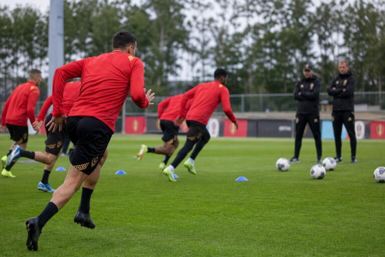Trainingssessie van Go Ahead Eagles met focus op snelheid en voorbereiding zonder herkenbare gezichten