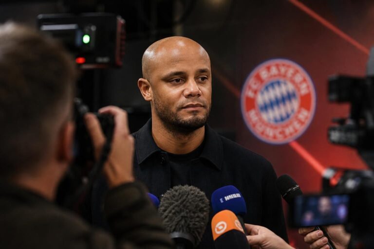 Vincent Kompany in een Bayern München-context tijdens een persmoment