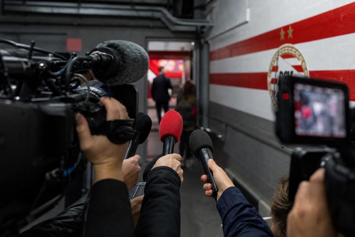 Sfeerbeeld bij een gespannen voetbalinterview over PSV en Mark van Bommel