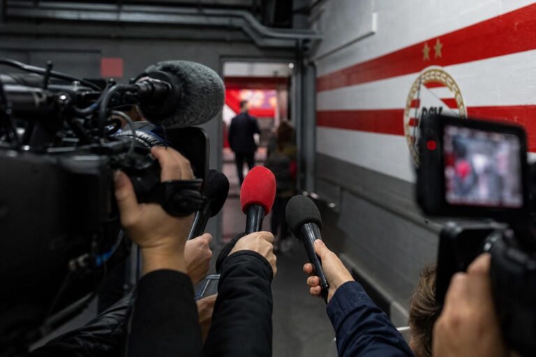 Sfeerbeeld bij een gespannen voetbalinterview over PSV en Mark van Bommel