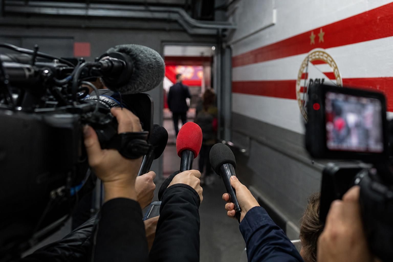 Sfeerbeeld bij een gespannen voetbalinterview over PSV en Mark van Bommel