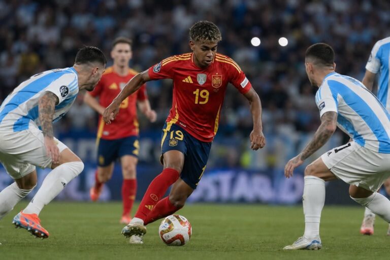 Lamine Yamal in actie voor Spanje tijdens de gespannen WK-finale tegen Argentinië