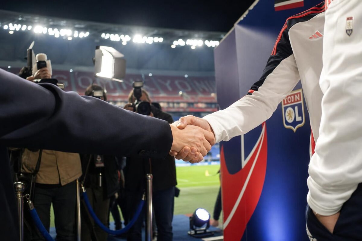 Julien Duranville maakt definitieve transfer naar Olympique Lyon