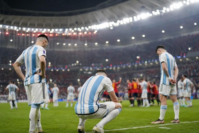 Argentijnse spelers tonen frustratie na de verloren WK-finale tegen Spanje