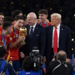 Donald Trump op het WK-podium tijdens de trofeeceremonie na Spanje-Argentinië