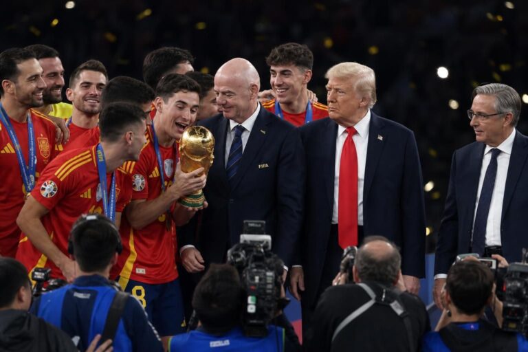 Donald Trump op het WK-podium tijdens de trofeeceremonie na Spanje-Argentinië